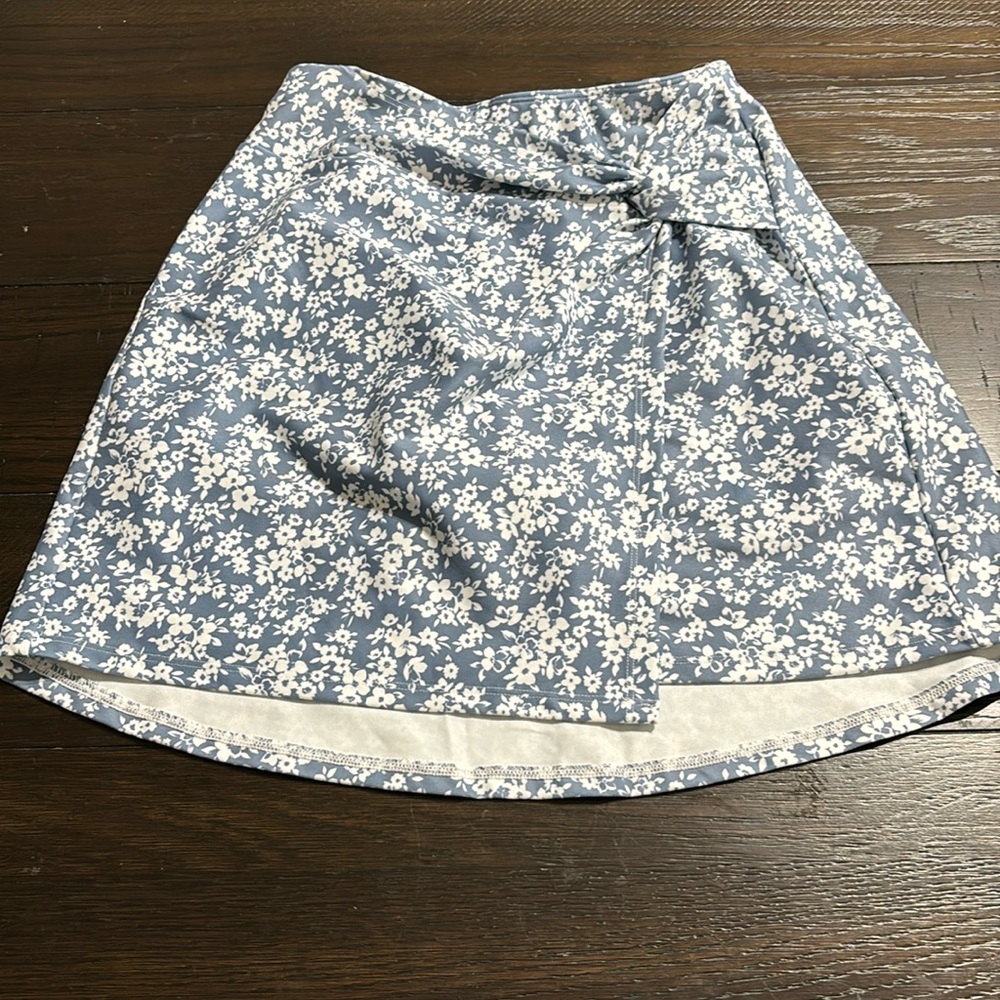 Xtra small skort from Hollister blue with white flowers